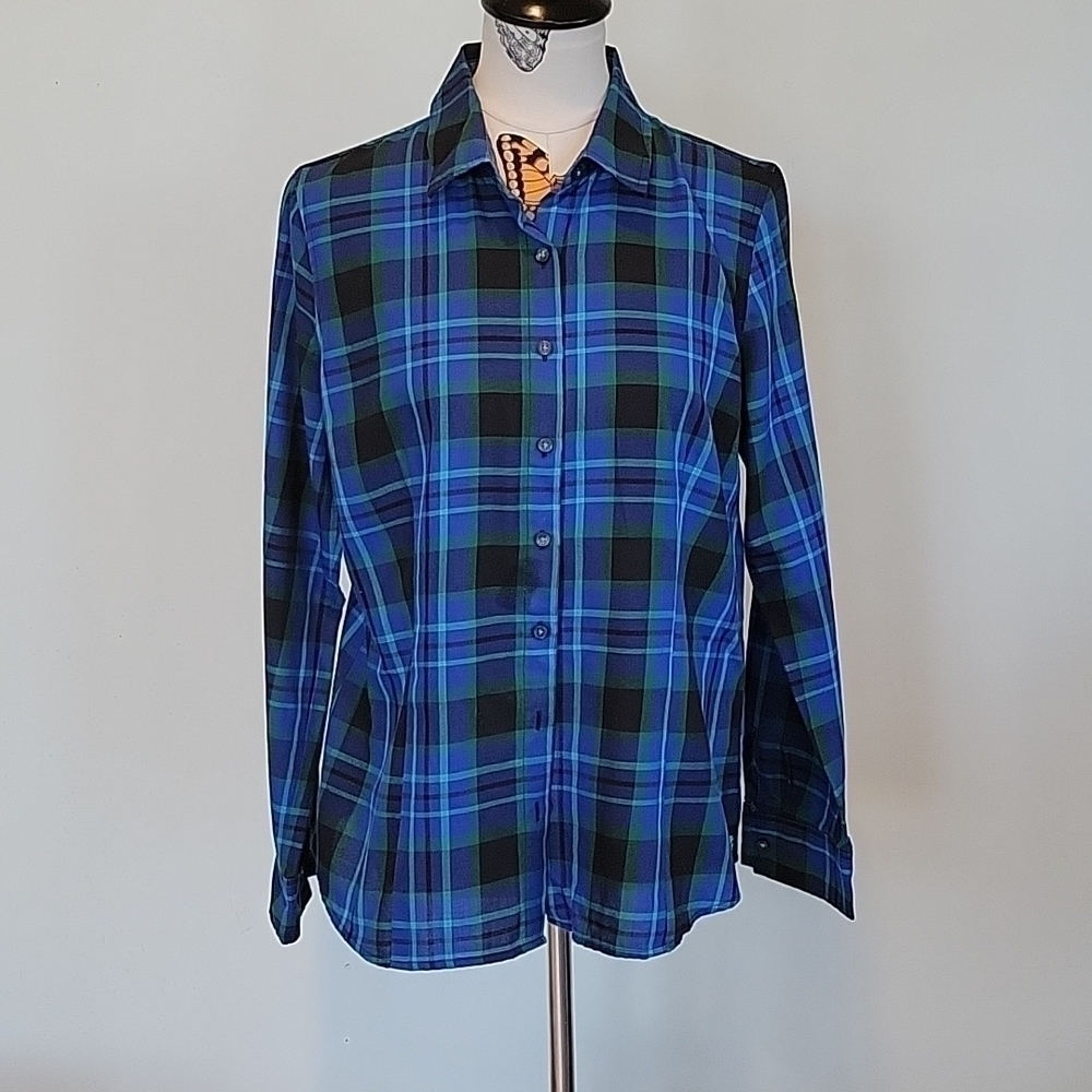 𝅺izod button down blue green long sleeved shirt.  Size is Large